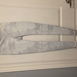 #64 Light Camo ALO Leggings Size XS
